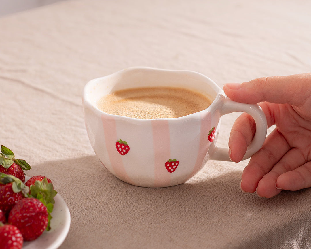 Tasse en céramique Rayures de fraises de Moi d’abord avec rayures rose pâle et fraises rouges