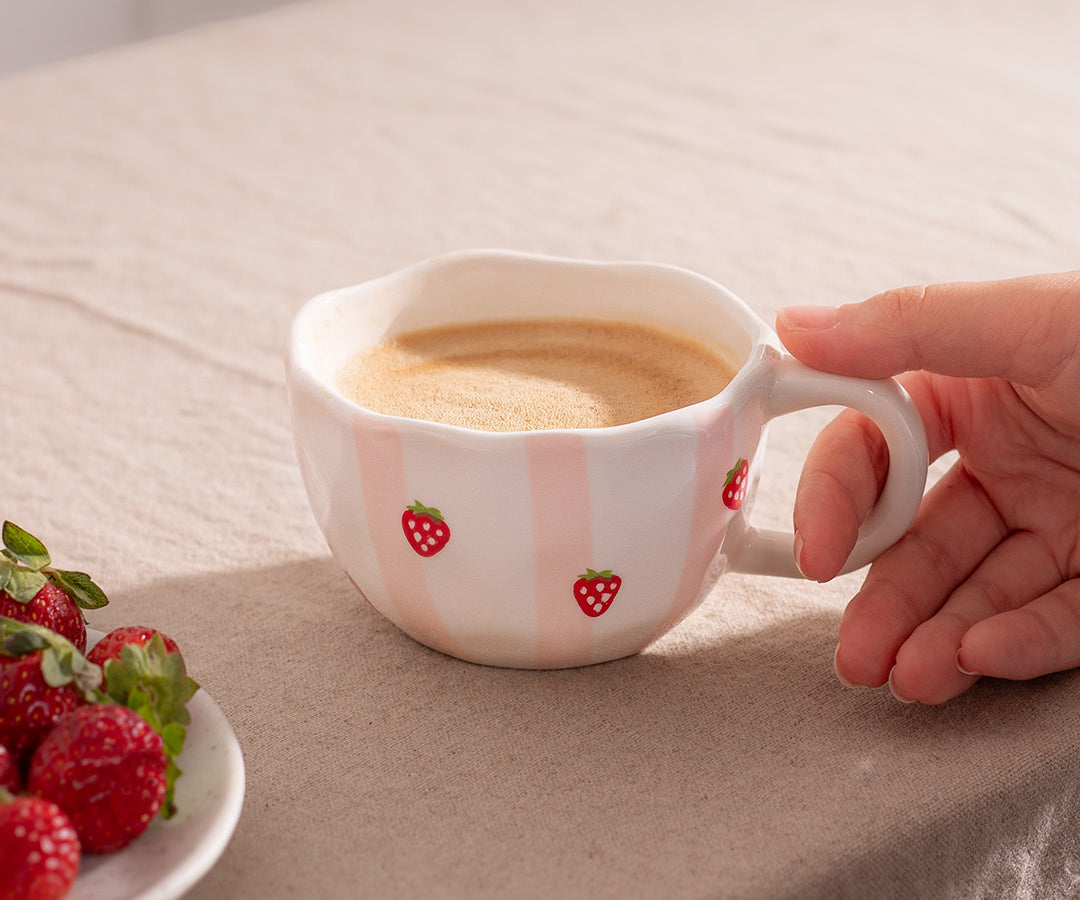 Tasse en céramique Rayures de fraises de Moi d’abord avec rayures rose pâle et fraises rouges