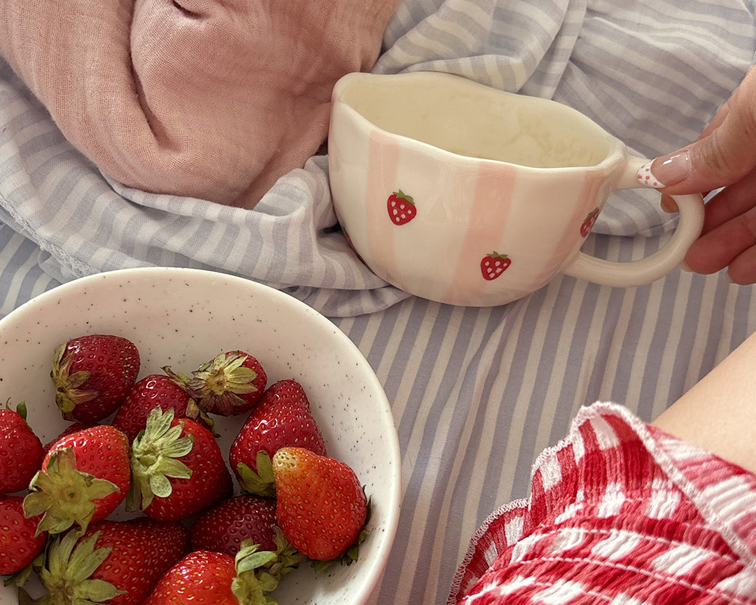 Tasse en céramique Rayures de fraises de Moi d’abord avec rayures rose pâle et fraises rouges
