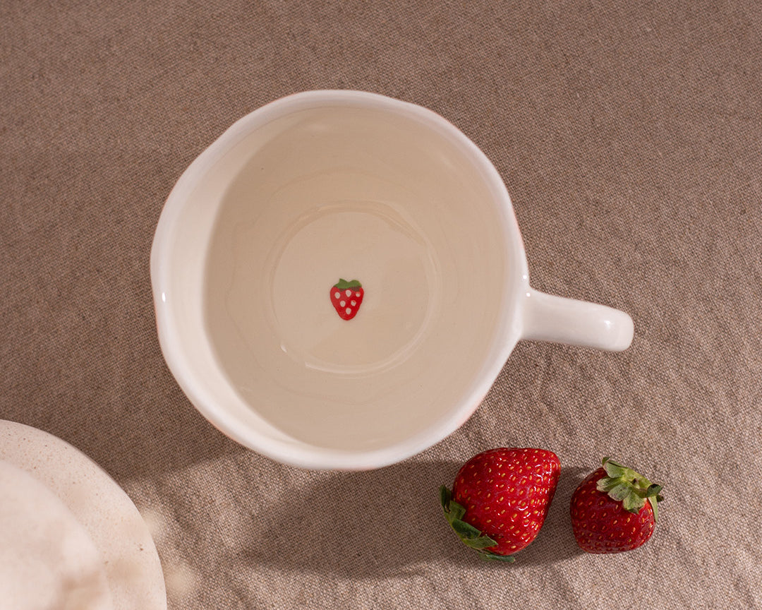 Tasse en céramique Rayures de fraises de Moi d’abord avec rayures rose pâle et fraises rouges