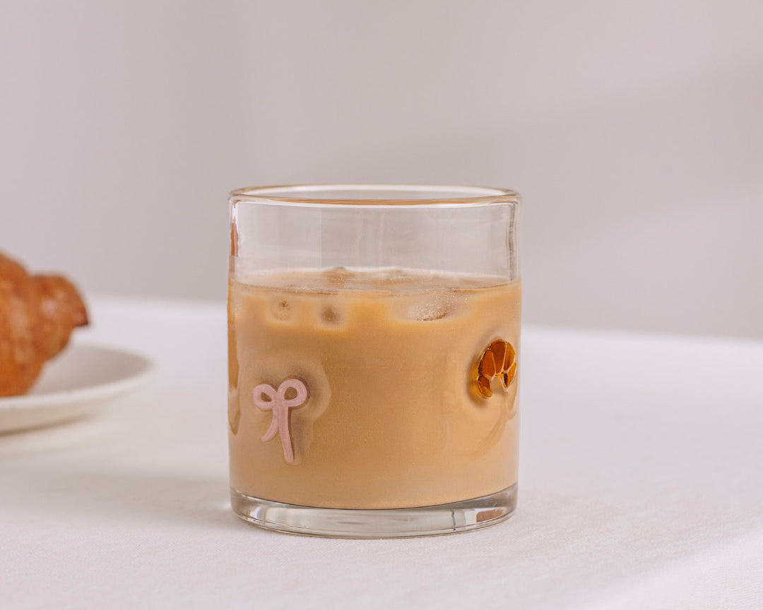 Verre Croissants & boucles de Moi d’abord avec icônes de croissants et boucles roses en relief