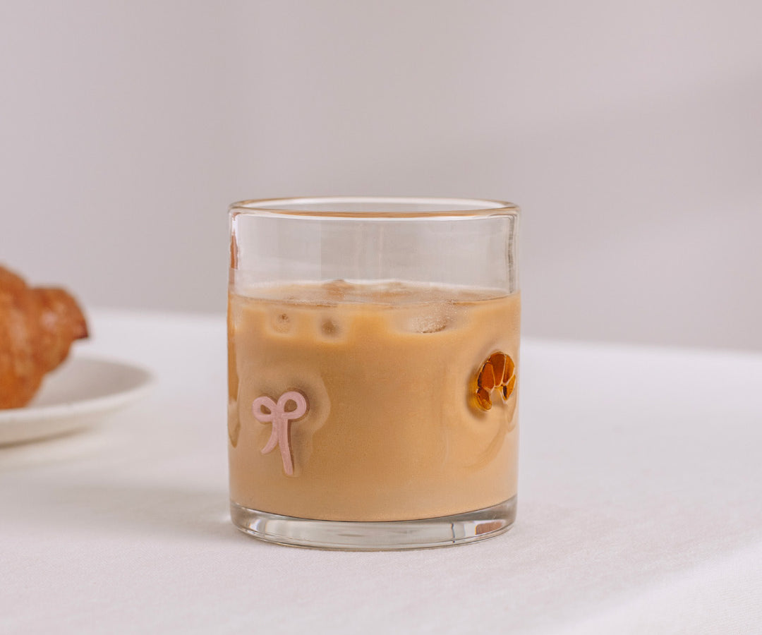 Verre Croissants & boucles de Moi d’abord avec icônes de croissants et boucles roses en relief