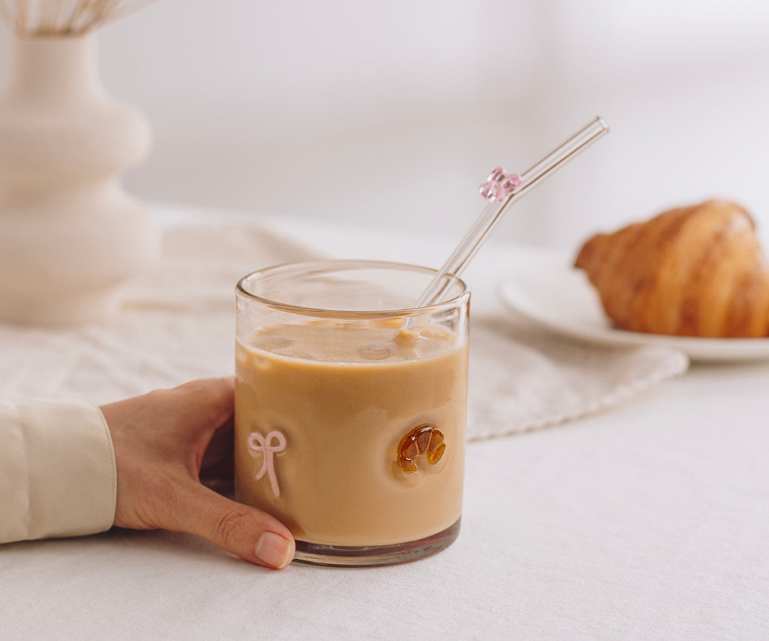 Verre Croissants & boucles de Moi d’abord avec icônes de croissants et boucles roses en relief