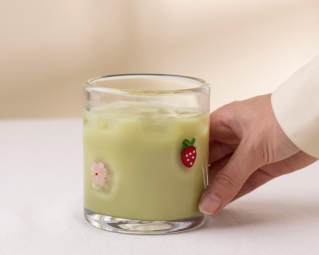 Verre Fraises & fleurs de Moi d’abord avec icônes de fraises rouges et fleurs roses en relief