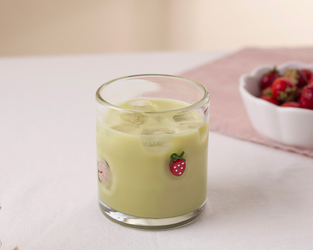 Verre Fraises & fleurs de Moi d’abord avec icônes de fraises rouges et fleurs roses en relief