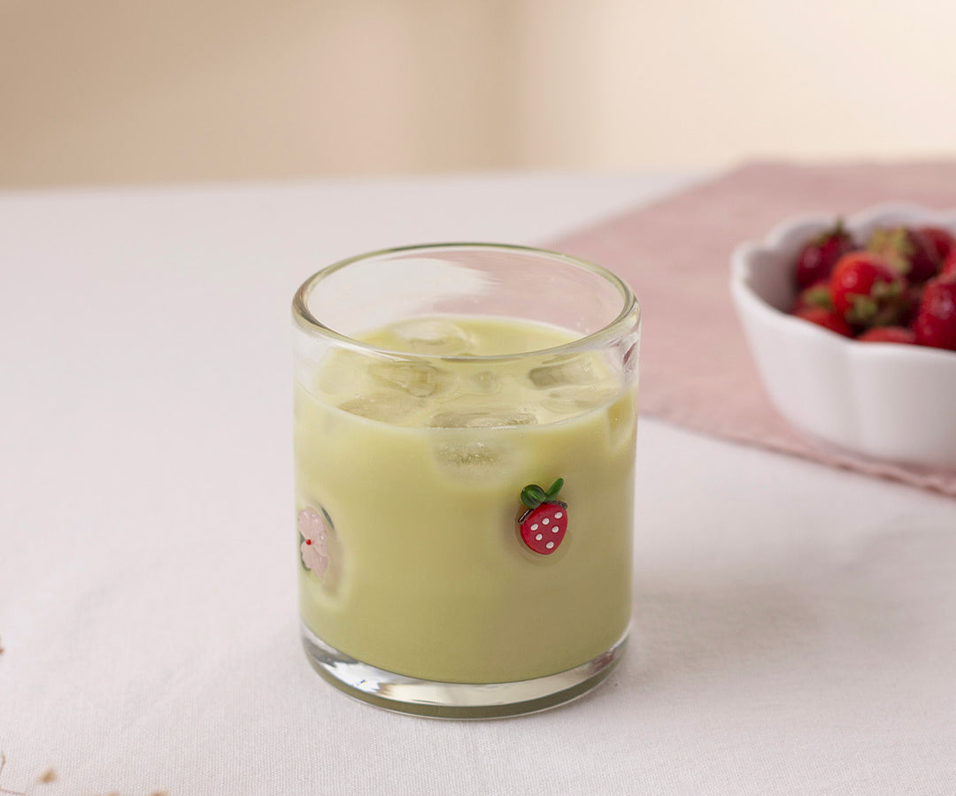 Verre Fraises & fleurs de Moi d’abord avec icônes de fraises rouges et fleurs roses en relief