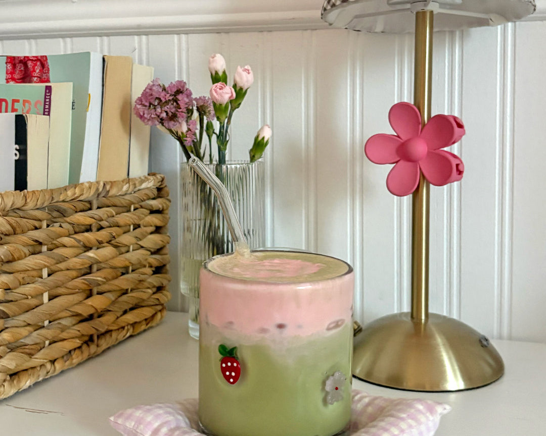 Verre Fraises & fleurs de Moi d’abord avec icônes de fraises rouges et fleurs roses en relief