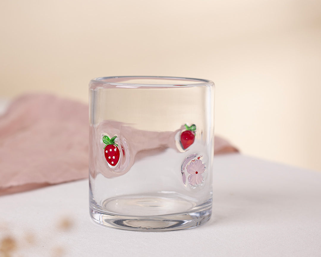 Verre Fraises & fleurs de Moi d’abord avec icônes de fraises rouges et fleurs roses en relief